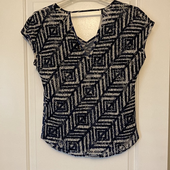 🛍️[DONATED] Outback Red | The Limited | blue and white lightweight blouse small - Picture 2 of 5